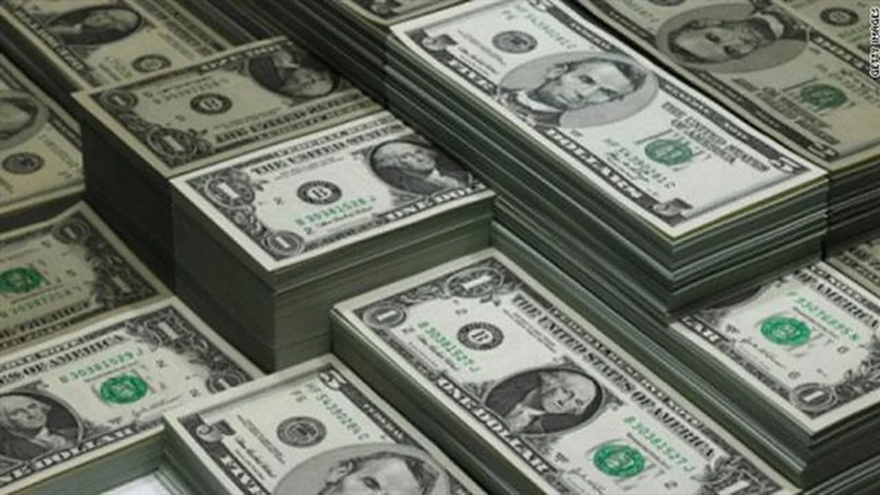 تباين أسعار الدولار بين البنوك والسوق السوداء في تعاملات الخميس الماضي